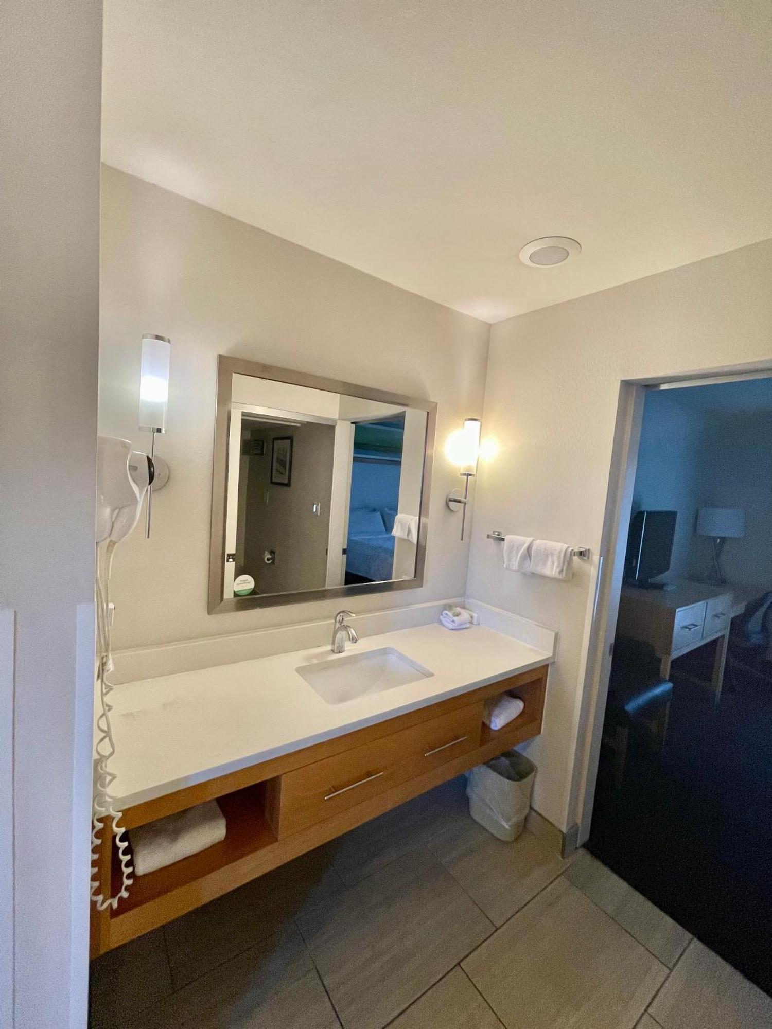 Red Roof Inn Plus & Suites Tampa Szoba fotó